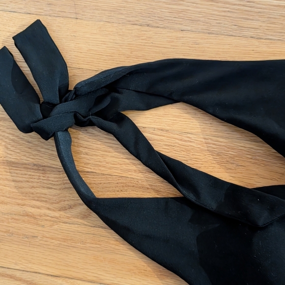 Elegant Black Halter Dress with Bow - Picture 2 of 4